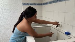 My fat stepsister's horny girl bathes naked in the courtyard of the house so that I can see her and fuck her and fill her fat pussy with milk.