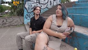 convenciendo a una chica cerca de la estacion de bus para que grabemos