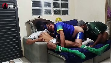 Assistir o jogo em casa sempre acaba cos pega&ccedil_&atilde_o