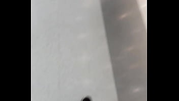 Culito envuelto en falda morada