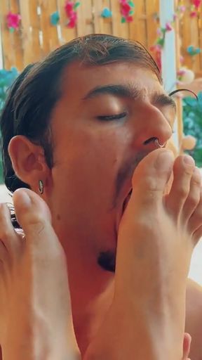 Worshipping Lucas : Intense feet service and licking   Clip 2