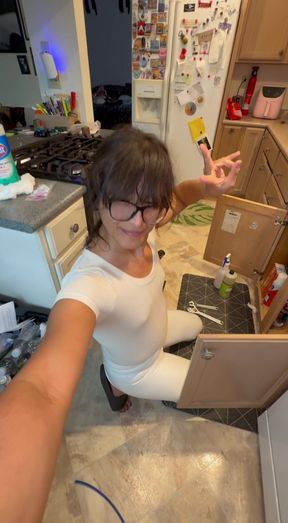 Plumbing RO in shinny leggings