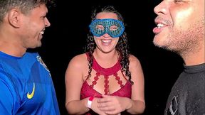 Jessica Casadinha liberada pelo marido corno fodeu com dois machos na cabine da festa de swing do Jr Doidera