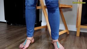 sinn sage peeing her tight jeans at restaurant