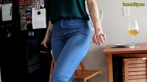 sinn sage peeing her tight jeans at restaurant