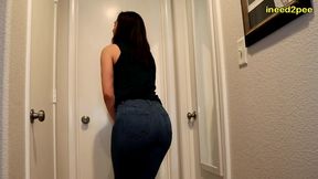sinn sage peeing her tight jeans at restaurant