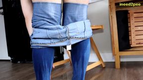 sinn sage peeing her tight jeans at restaurant
