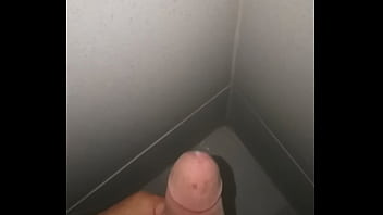 Batendo uma punheta rapidinho