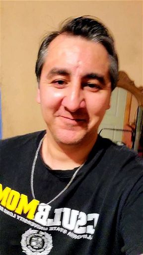 Latino Guapo solo en su casa esperando alas amigas para una paja y mamada