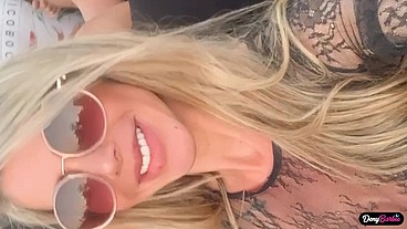 Fiquei louca de tesão no meio da festa e fui transar no banheiro