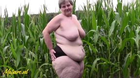 Gorgeous BBW MILF erotic outdoor solo