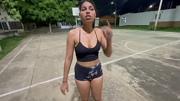 Me encanta estar en casa solo con mi sexi cachonda hermanastra porque ella siempre me pide que la folle duro por su apretado y rico culo hasta meterle toda mi rica leche.
