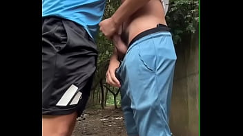 FUI FAZER TRILHA NO PARQUE E ENCONTREI UM PAUZUDO BATENDO UMA. CAI DE BOCA E DEPOIS DEIXEI ELE LEITAR MEU CUZINHO. - COMPLETO