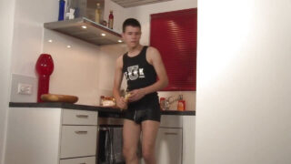 Szopás, spermalövés, lovaglás, csupasz hátú, faszok – Sam Brooks bőrruhában anális szexet kap