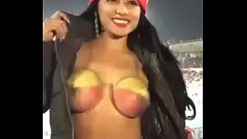 Ecuatoriana ense&ntilde_ando las tetas en partido de futbol