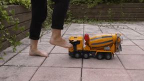 Sneaker-Girl Akira - Big Concrete Mixer Crush