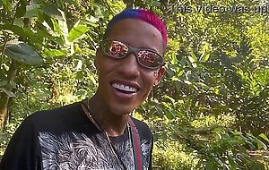 Eu e meu amigo levamos a pretinha gostosa para cachoeira e demos pau para ela