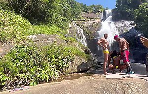 Eu e meu amigo levamos a pretinha gostosa para cachoeira e demos pau para ela