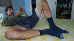 Athletic guy with big feet jerking off in bed