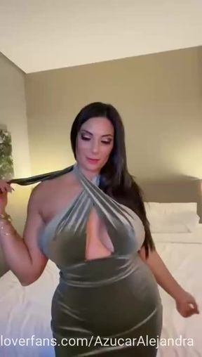 Un striptease para animar el dia amor 🤭 y si termino jugando con mi vagina... 🥵