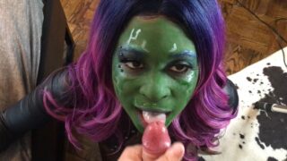 Intensivt kuksugande från amatörkanadensisk cosplaytjej Gamora från Guardians of The Galaxy