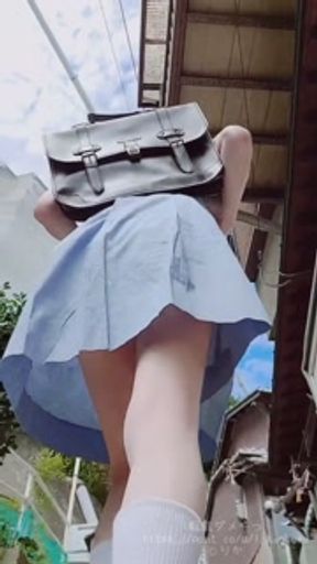 [intro] Personal shooting of uniformed girls who had come for seaside learning.