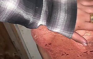 Papa Celoso no me dejo ir a casa de mi novio, esperamos a que duerma para culiar en el patio