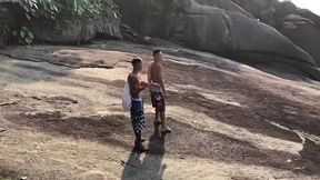 dois malokas se pegando na praia. - parte i