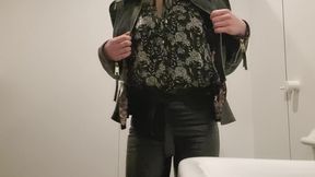 coucou, tu m accompagnes dans les vestiaires, pendant que je me change ?