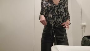 coucou, tu m accompagnes dans les vestiaires, pendant que je me change ?
