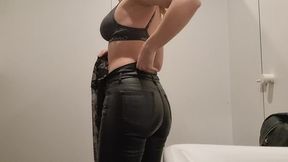 coucou, tu m accompagnes dans les vestiaires, pendant que je me change ?