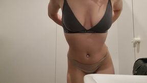 coucou, tu m accompagnes dans les vestiaires, pendant que je me change ?