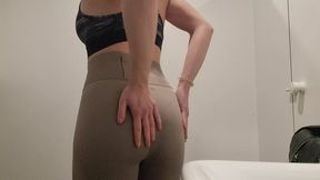 coucou, tu m accompagnes dans les vestiaires, pendant que je me change ?