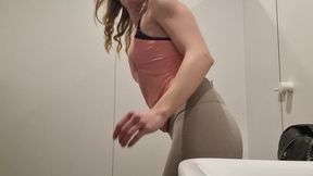 coucou, tu m accompagnes dans les vestiaires, pendant que je me change ?