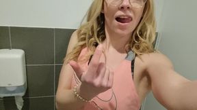 coucou, tu m accompagnes dans les vestiaires, pendant que je me change ?