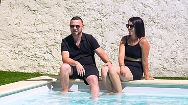 Ses premiers pas devant la caméra, Ava, 27ans, les fait en bonne compagnie !
