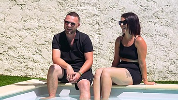 Ses premiers pas devant la caméra, Ava, 27ans, les fait en bonne compagnie !