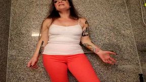whitney morgan pissing orange pants in bathtub omorashi