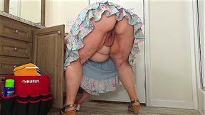 Wow, you'll cum just watching this maid lady clean the office bathroom without panties, big bbw with huge booty, open pussy&#x1F32E;&#xFE0F; and thick ass&#x1F351;