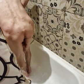 Shaved fucked himself in the ass and poured fountains of sperm all over the bath!!!