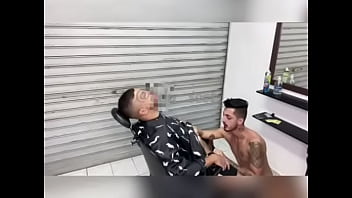 Barber shop  putao safado atendendo seu cliente com aquela atendimento especial