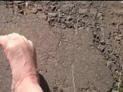 Weiße Sneaker Socken in der Pfütze