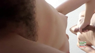 Joven mexicana mamando verga y dando su coño chiquito, peludito para que la penetre, me corro en su boca