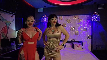 Both blonde and brunette bitch to fuck in a luxury club