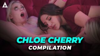 Fyr knepper blondiner college lesbiske teenagere Abella Danger, Lily Rader, Chloe Cherry og Kristen Scott i trekant