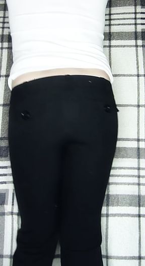 Low-rise pants with large buttons