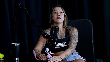 Safada faz um stripper bem sensual mostrando seus peitos depois de falar que nunca sugeriu uma transsexual, e quando perdeu a virgindade... - Flor de Damiana (WATCH ON: SHEER/RED)