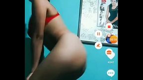 Desesperada se mueve en un baile exitante