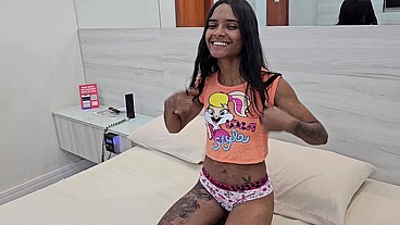 Fodeu até o cu na pele da afilhada novinha pequenininha Jasmine Santanna