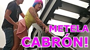 &iexcl_Andele Vecina un rapidin aqu&iacute_ en las escaleras!, por poco nos descubren no mames!